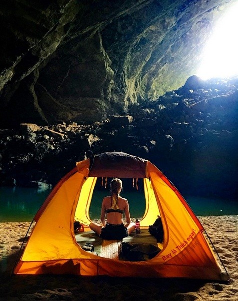 ‘Thiên thần’ Josephine Skriver và bạn trai khoe ảnh du ngoạn ở hang Sơn Đoòng - ảnh 2