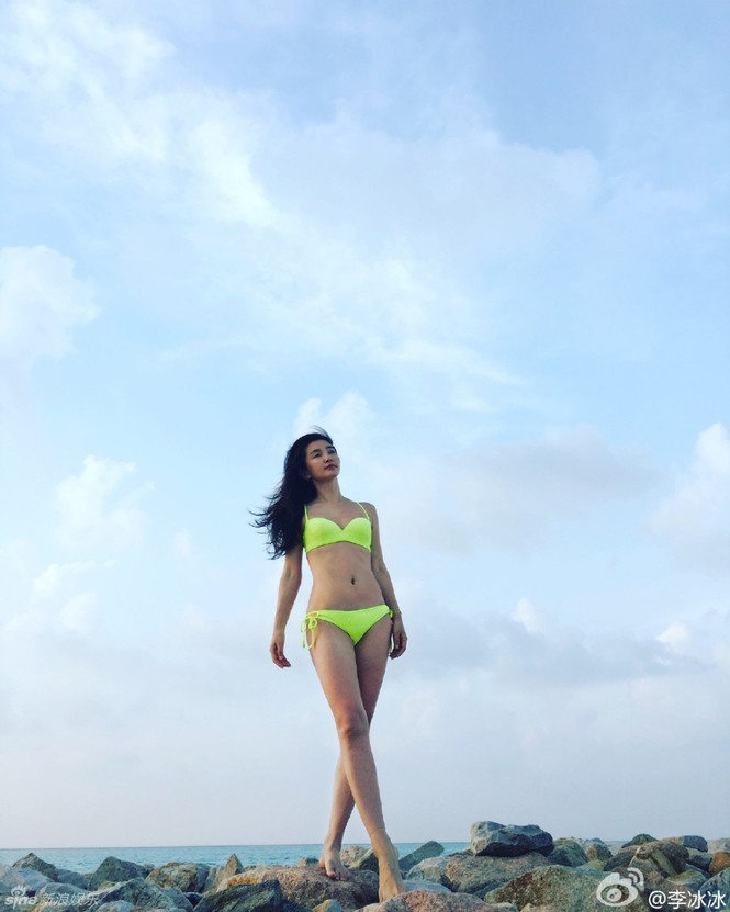 Lý Băng Băng khoe ba vòng hoàn hảo khi diện bikini tập yoga - ảnh 1