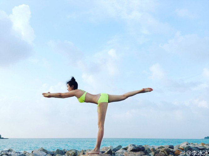 Lý Băng Băng khoe ba vòng hoàn hảo khi diện bikini tập yoga - ảnh 5