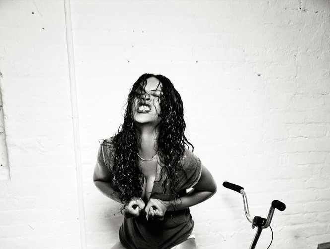 Ngắm đường cong ‘bỏng rẫy’ của nữ ca sĩ Rihanna - ảnh 4