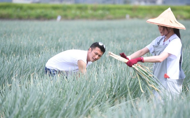 Thư Kỳ - Tạ Đình Phong xắn tay áo… làm nông dân - ảnh 1