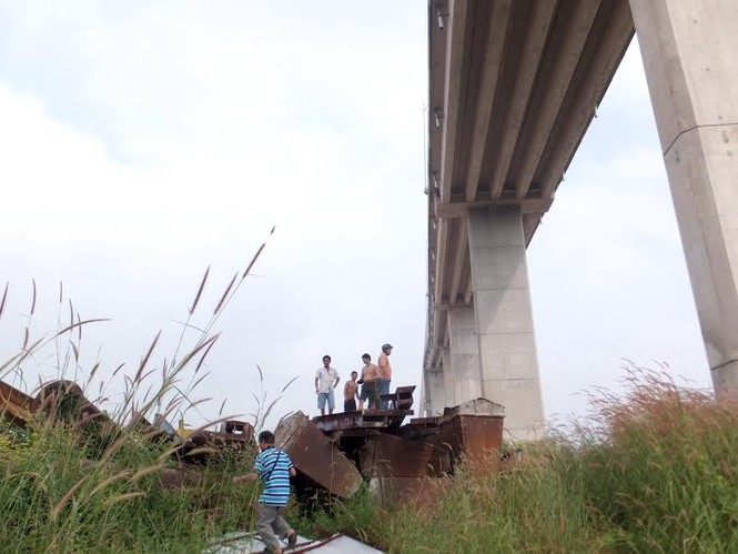 Người đàn ông gãy hết tay chân sau khi nhảy cầu Rạch Miễu - ảnh 1