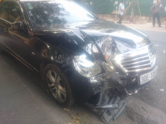 Mercedes đâm liên hoàn 2 xe máy trên phố - ảnh 1