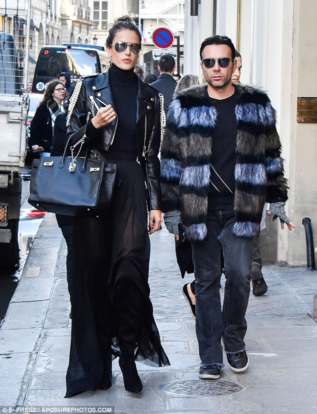 người mẫu,người đẹp,trình diễn,Victoria’s Secret,Alessandra Ambrosio,phong cách,chân dài, Lady Gaga, thiên thần, Victoria's Secret Fashion Show, Bruno Mars, The Weeknd, Paris - ảnh 7