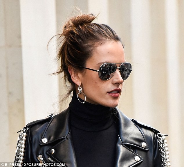 người mẫu,người đẹp,trình diễn,Victoria’s Secret,Alessandra Ambrosio,phong cách,chân dài, Lady Gaga, thiên thần, Victoria's Secret Fashion Show, Bruno Mars, The Weeknd, Paris - ảnh 1