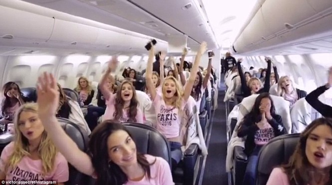 Victoria's Secret, Valery Kaufman, Devon Windsor, Bella Hadid, Romee Strijd, Izabel Goulart, Taylor Hill, Lameka Fox, Stella Maxwell, Joan Smalls, Kendall Jenner, Lily Donaldson, Model, 36 Model, Model, Model, Sara Sampaio, Jasmine Tookes, Model, Alessand - ảnh 15