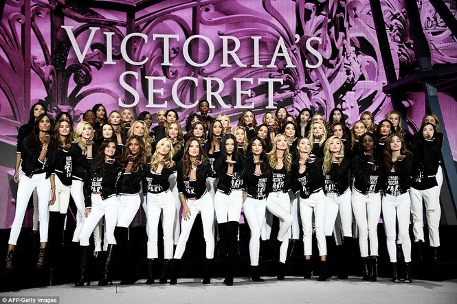 Victoria's Secret, Valery Kaufman, Devon Windsor, Bella Hadid, Romee Strijd, Izabel Goulart, Taylor Hill, Lameka Fox, Stella Maxwell, Joan Smalls, Kendall Jenner, Lily Donaldson, Model, 36 Model, Model, Model, Sara Sampaio, Jasmine Tookes, Model, Alessand - ảnh 3