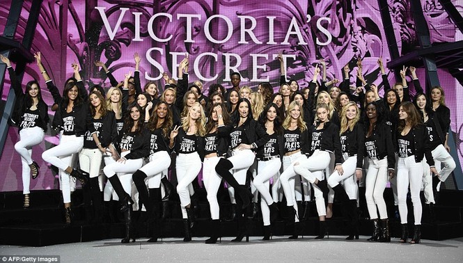 Victoria's Secret, Valery Kaufman, Devon Windsor, Bella Hadid, Romee Strijd, Izabel Goulart, Taylor Hill, Lameka Fox, Stella Maxwell, Joan Smalls, Kendall Jenner, Lily Donaldson, Model, 36 Model, Model, Model, Sara Sampaio, Jasmine Tookes, Model, Alessand - ảnh 2
