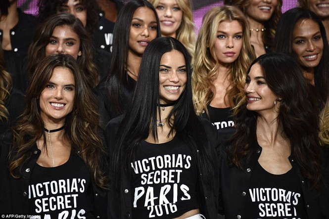 Victoria's Secret, Valery Kaufman, Devon Windsor, Bella Hadid, Romee Strijd, Izabel Goulart, Taylor Hill, Lameka Fox, Stella Maxwell, Joan Smalls, Kendall Jenner, Lily Donaldson, Model, 36 Model, Model, Model, Sara Sampaio, Jasmine Tookes, Model, Alessand - ảnh 8