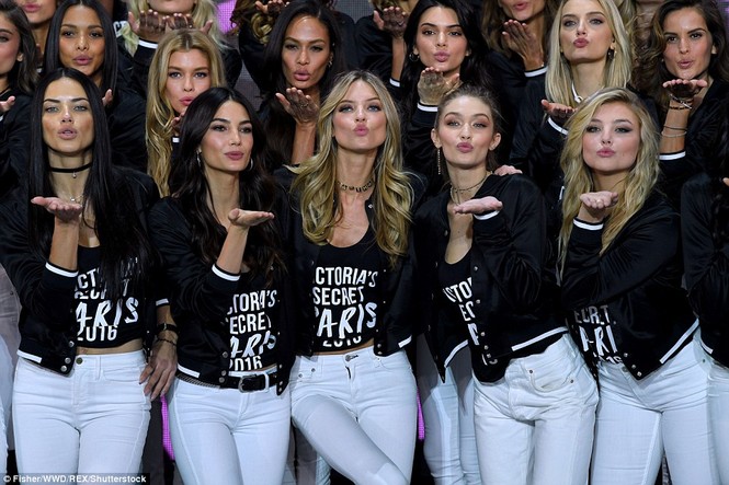 Victoria's Secret, Valery Kaufman, Devon Windsor, Bella Hadid, Romee Strijd, Izabel Goulart, Taylor Hill, Lameka Fox, Stella Maxwell, Joan Smalls, Kendall Jenner, Lily Donaldson, Model, 36 Model, Model, Model, Sara Sampaio, Jasmine Tookes, Model, Alessand - ảnh 9