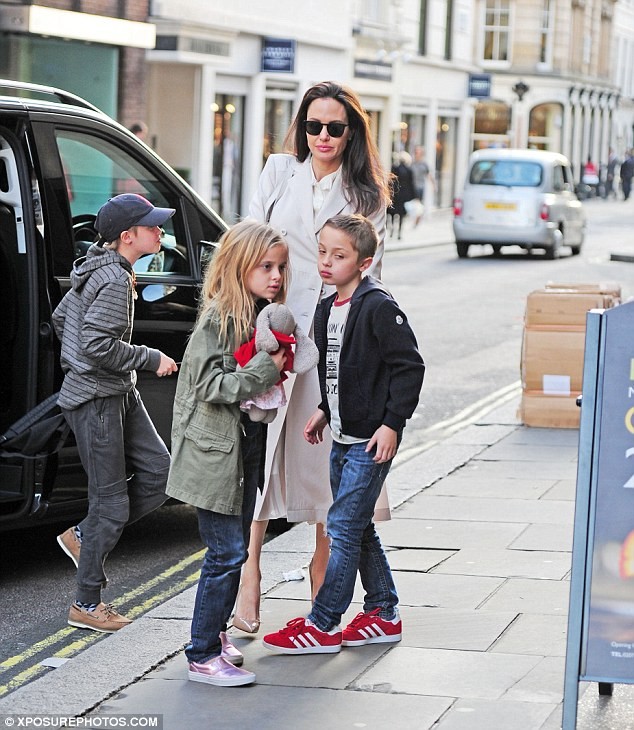 Angelina Jolie rạng ngời quyến rũ ở London - ảnh 1