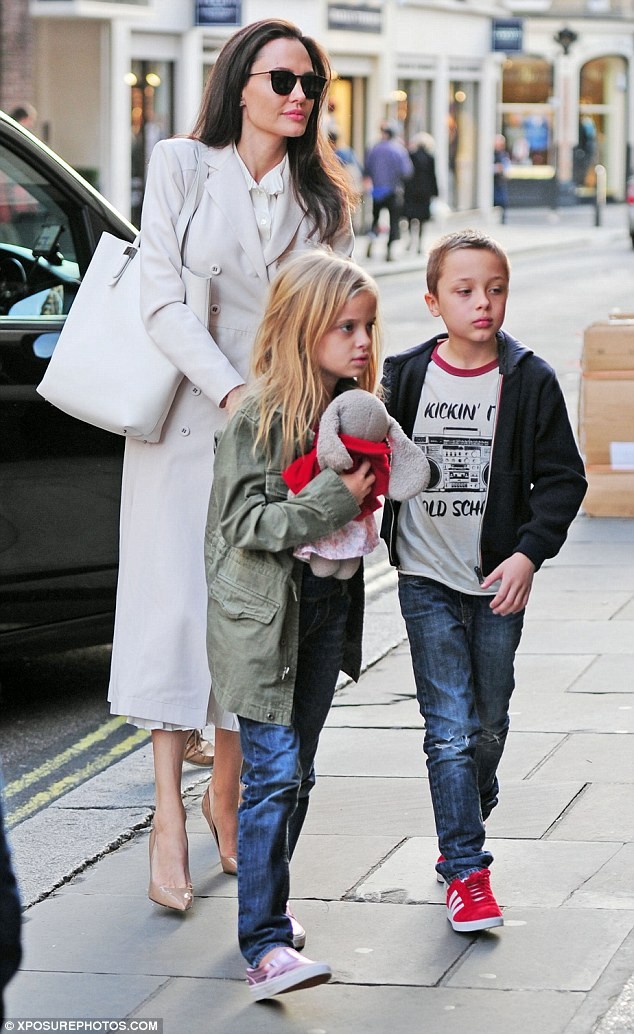 Angelina Jolie rạng ngời quyến rũ ở London - ảnh 2