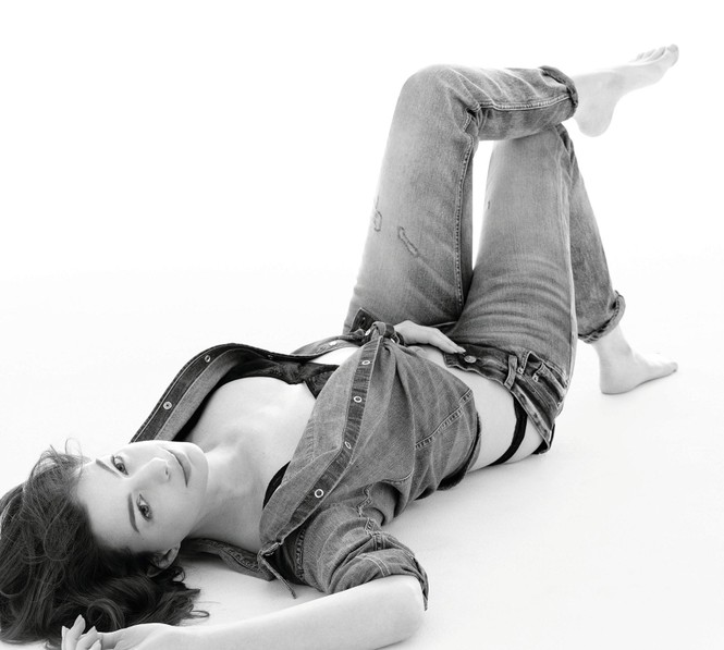 ‘Yêu nữ hàng hiệu’ Anne Hathaway trẻ trung siêu quyến rũ - ảnh 1