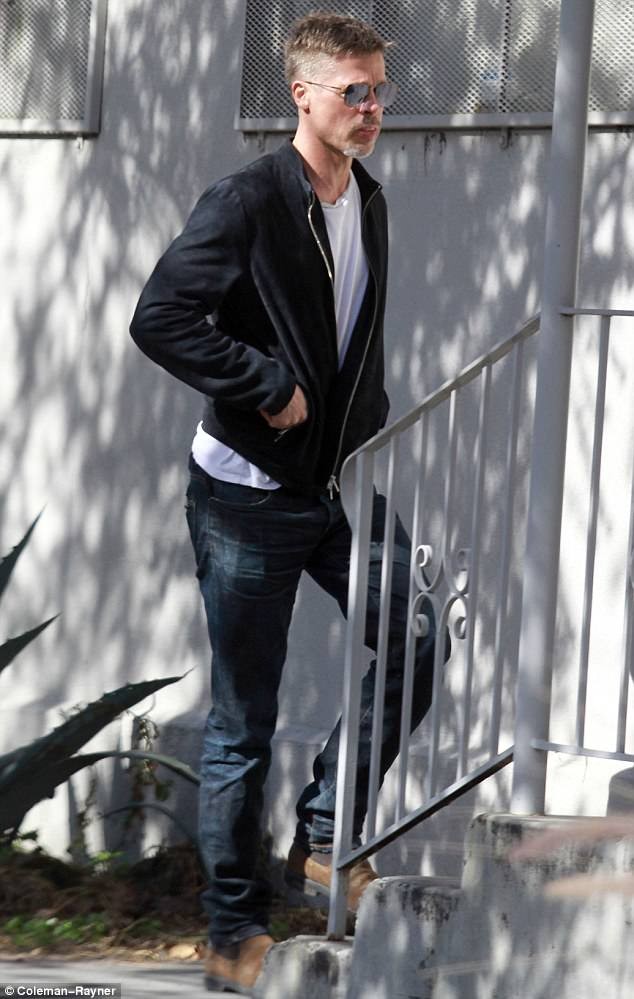 Brad Pitt hốc hác, gầy rộc sau 6 tháng bị vợ ly hôn - ảnh 2