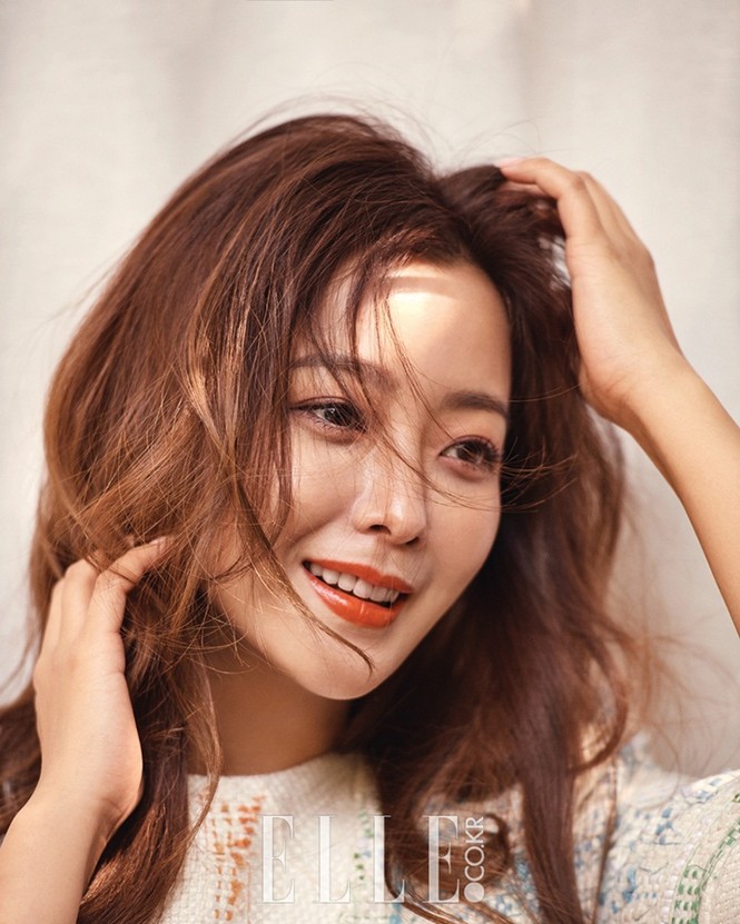 Say đắm ngắm Kim Hee Sun vai trần quyến rũ - ảnh 2