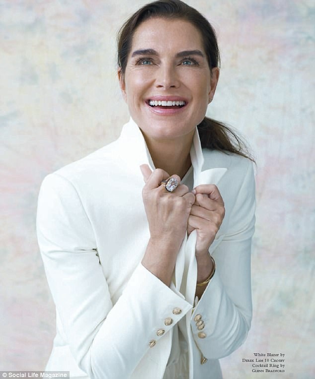 Minh tinh Brooke Shields 52 tuổi vẫn tự tin khoe dáng - ảnh 6