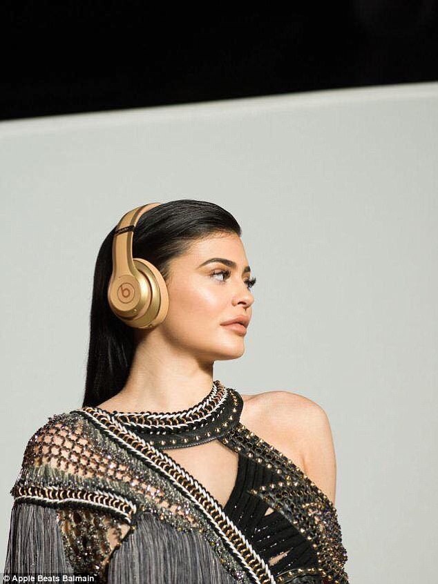 Kylie Jenner Apple Balmain - ảnh 6