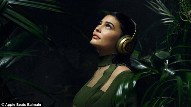 Kylie Jenner Apple Balmain - ảnh 9
