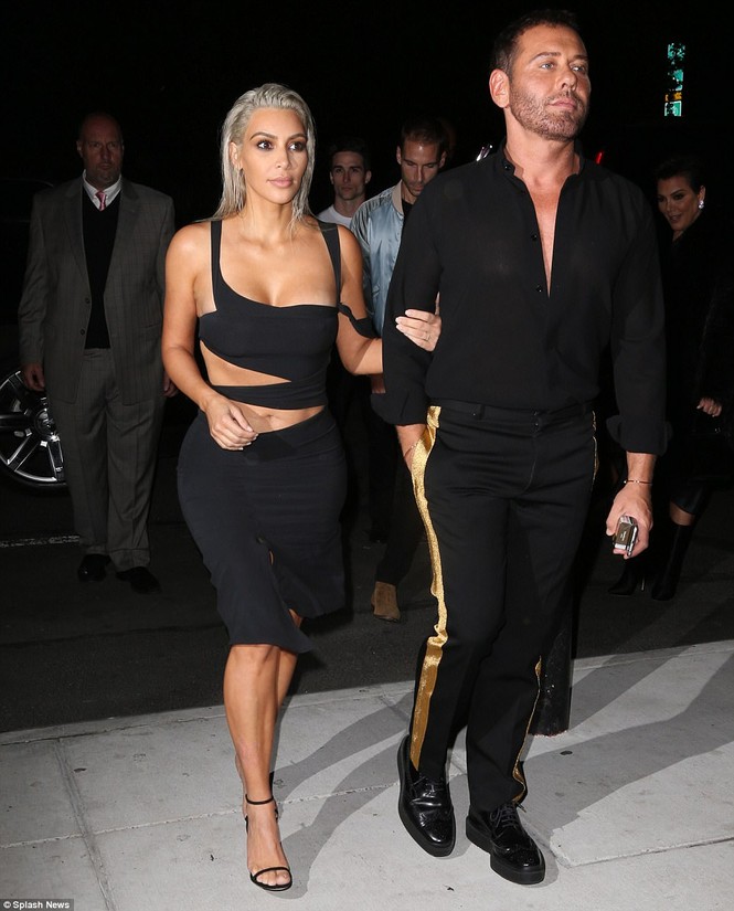 Kim Kardashian mê hoặc với đầm ôm sát cắt xẻ táo bạo - ảnh 6