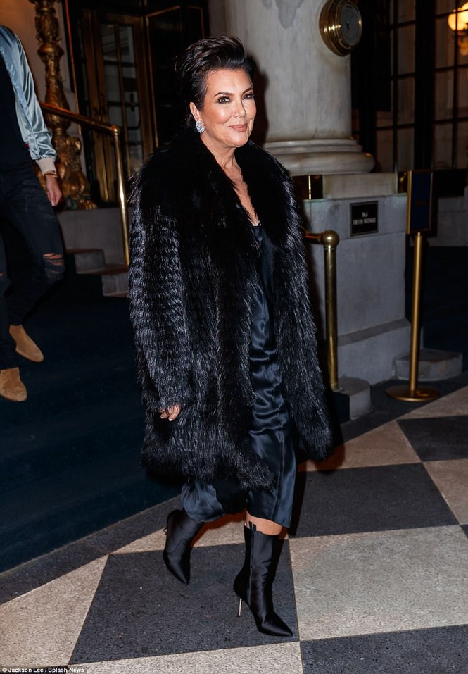 Kim Kardashian mê hoặc với đầm ôm sát cắt xẻ táo bạo - ảnh 9