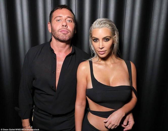 Kim Kardashian mê hoặc với đầm ôm sát cắt xẻ táo bạo - ảnh 7