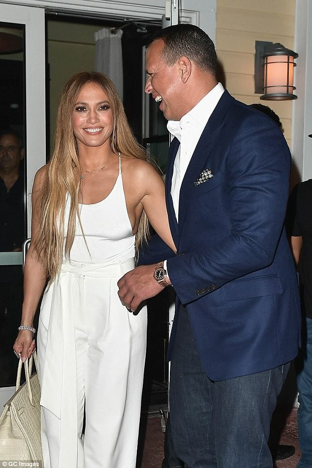 Jennifer Lopez ngày càng đẹp mặn mà nhờ men say tình yêu - ảnh 2