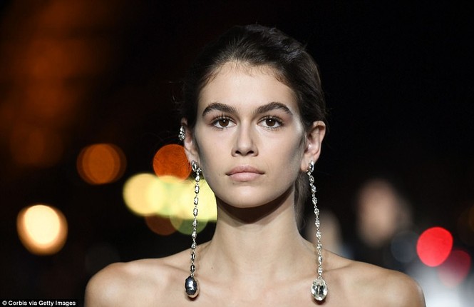 Khoảnh khắc gợi cảm hút hồn của con gái Cindy Crawford - ảnh 1