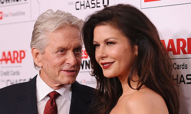 Catherine Zeta-Jones sau 17 năm kết hôn vẫn khiến chồng mê mệt - ảnh 4