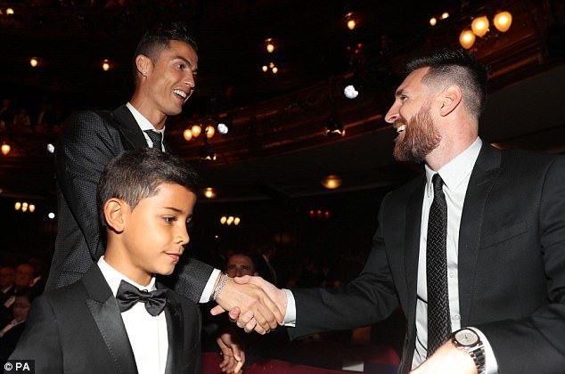 Bạn gái Cristiano Ronaldo bầu 8 tháng vẫn gợi cảm quyến rũ - ảnh 7
