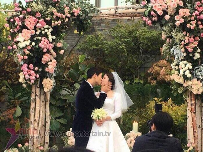 đám cưới Song Hye Kyo - Song Joong Ki, hôn nhau - ảnh 7