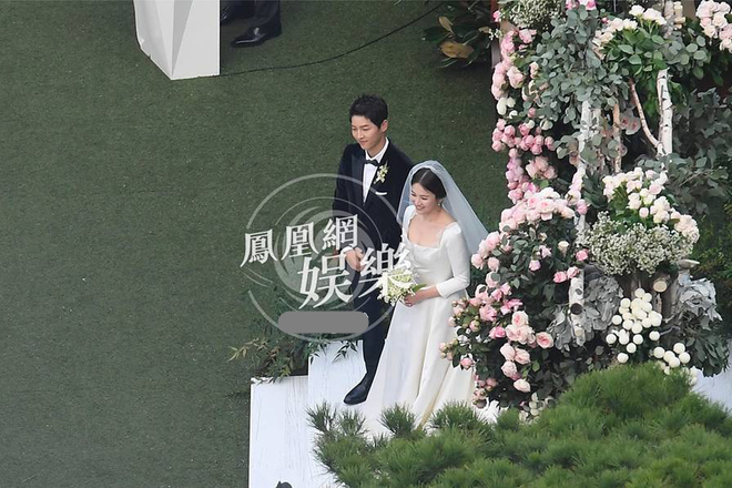 đám cưới Song Hye Kyo - Song Joong Ki, hôn nhau - ảnh 1