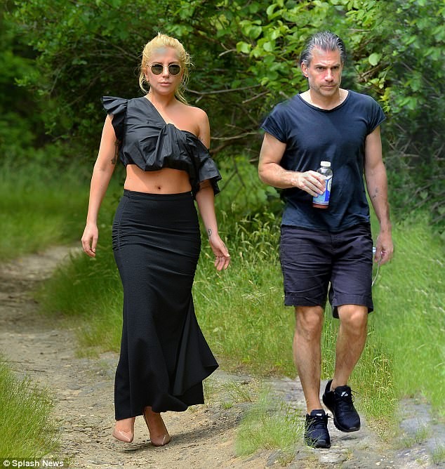 Lady Gaga đính hôn với bạn trai hơn 17 tuổi - ảnh 3