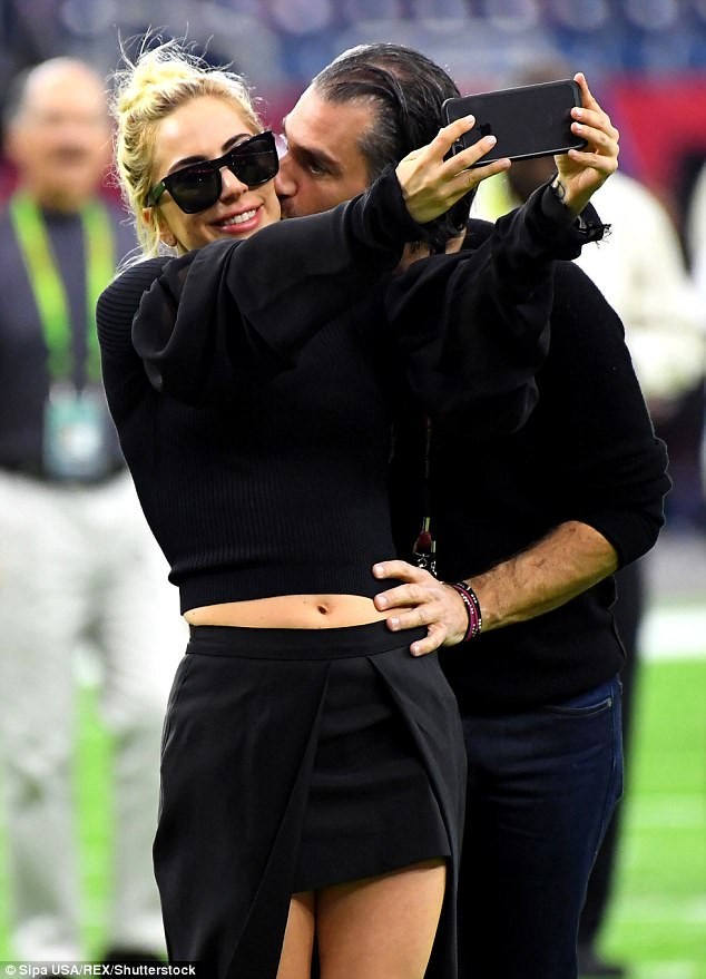Lady Gaga đính hôn với bạn trai hơn 17 tuổi - ảnh 4