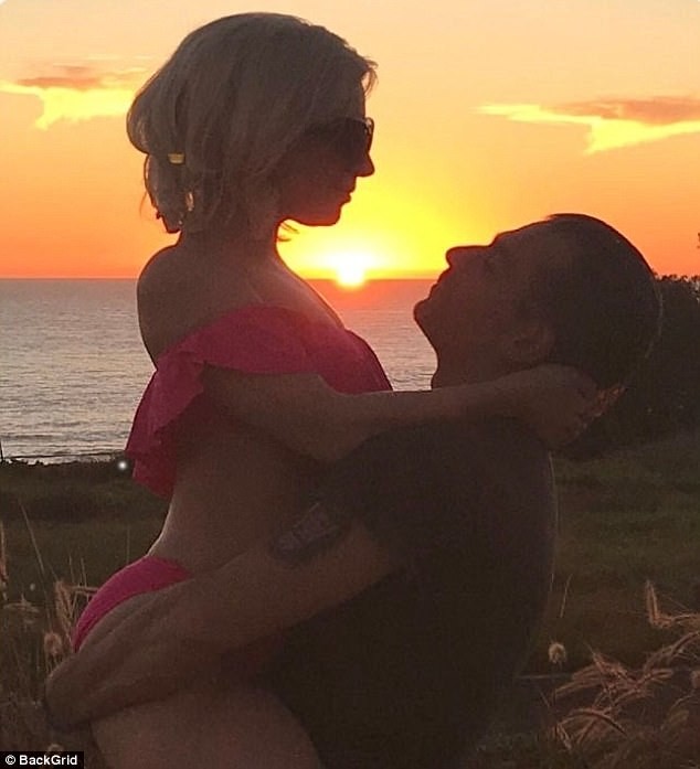 Lady Gaga đính hôn với bạn trai hơn 17 tuổi - ảnh 6