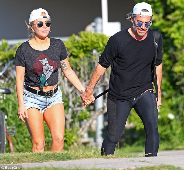 Lady Gaga đính hôn với bạn trai hơn 17 tuổi - ảnh 1
