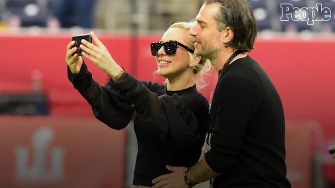 Lady Gaga đính hôn với bạn trai hơn 17 tuổi - ảnh 5