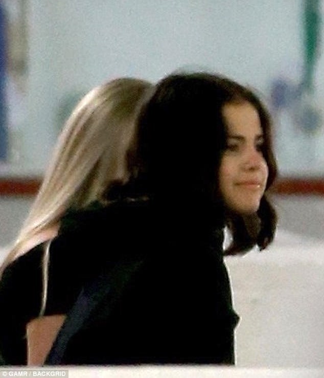 Selena Gomez mặc áo của bạn trai Justin Bieber - ảnh 4
