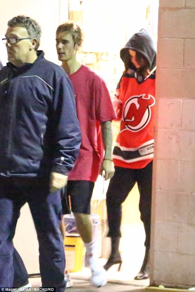 Selena Gomez mặc áo của bạn trai Justin Bieber - ảnh 1