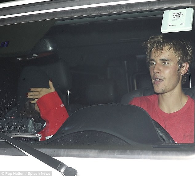 Selena Gomez mặc áo của bạn trai Justin Bieber - ảnh 6