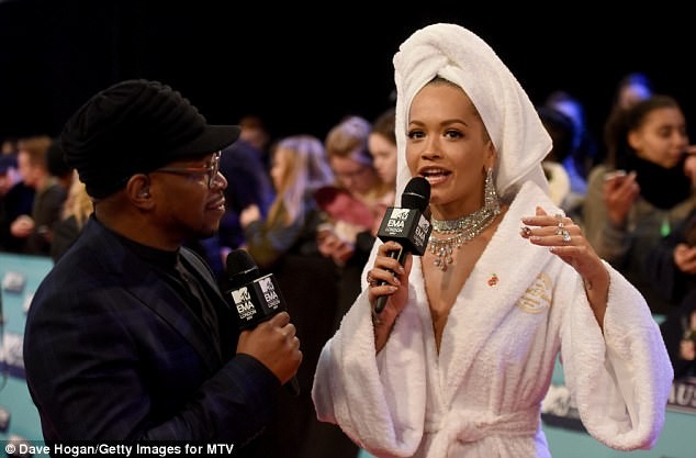 Rita Ora diện khăn tắm - ảnh 7