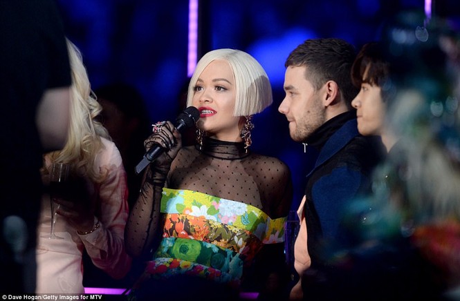 Rita Ora diện khăn tắm - ảnh 12