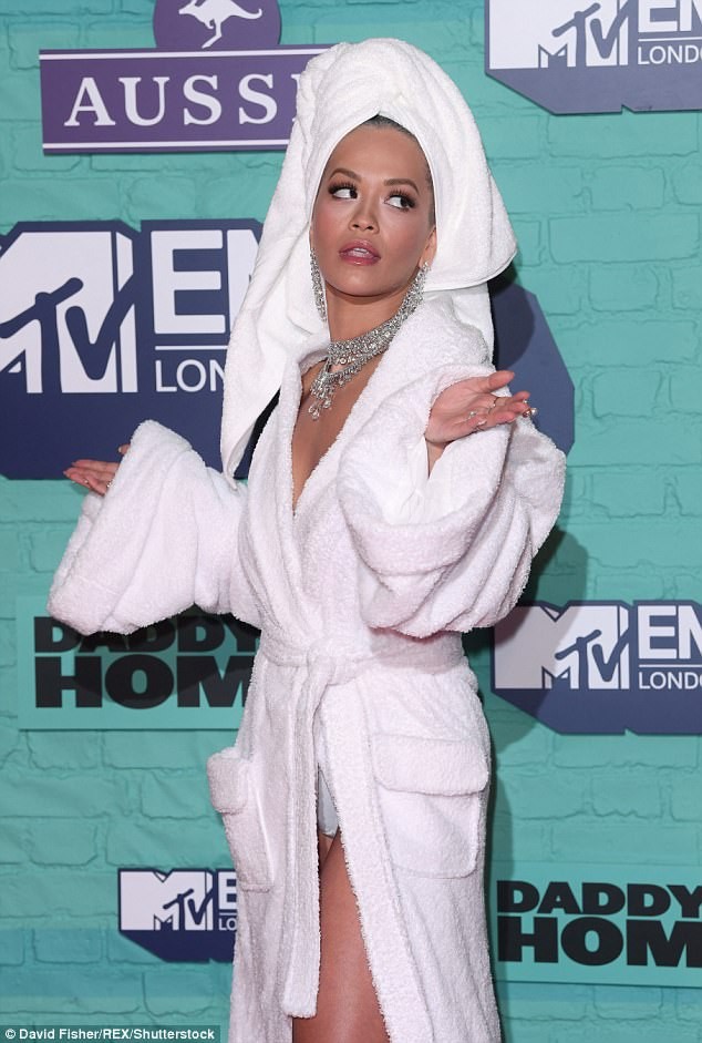 Rita Ora diện khăn tắm - ảnh 2