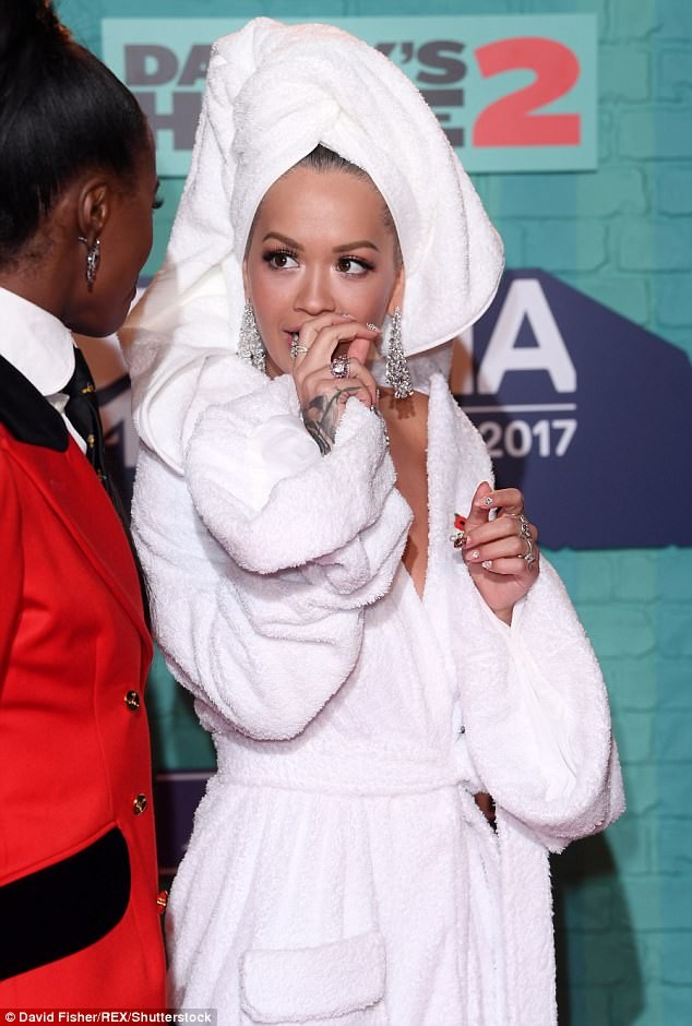 Rita Ora diện khăn tắm - ảnh 3
