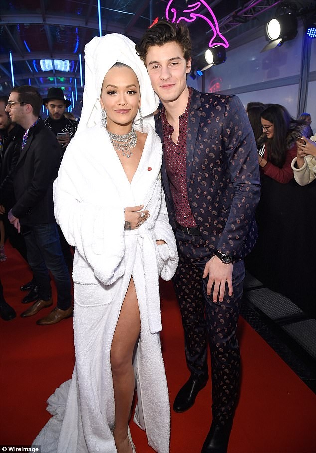 Rita Ora diện khăn tắm - ảnh 4
