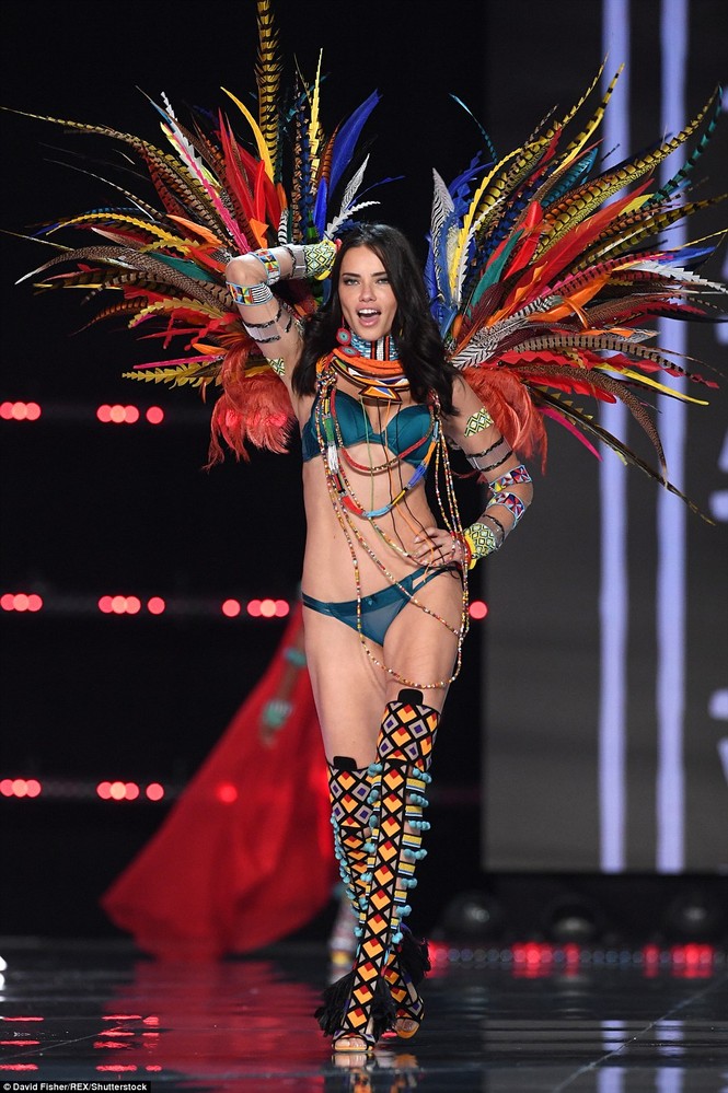 Mãn nhãn ngắm dàn thiên thần nóng bỏng trong Victoria's Secret Show 2017 - ảnh 16