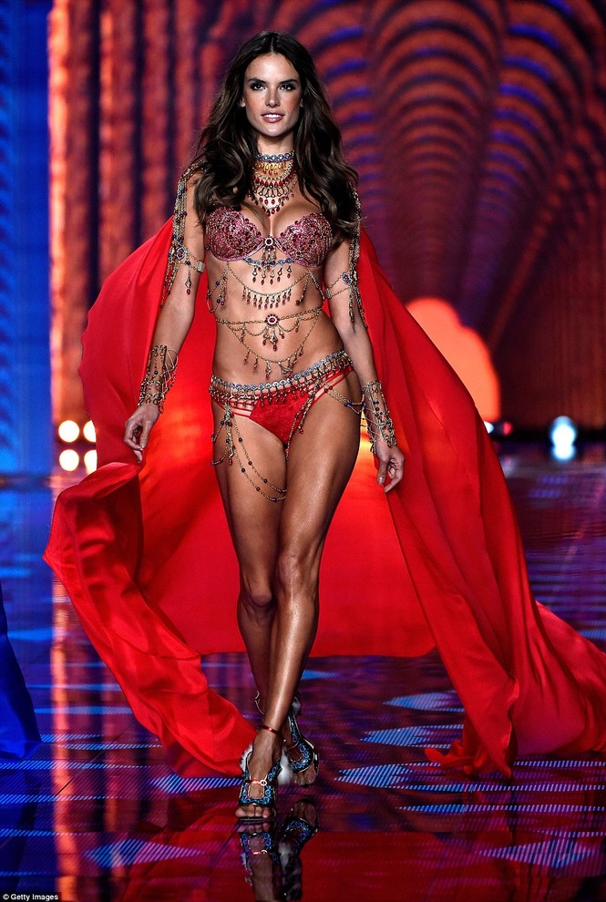 Alessandra Ambrosio sắp chia tay Victoria's Secret sau hơn 1 thập kỷ gắn bó - ảnh 4