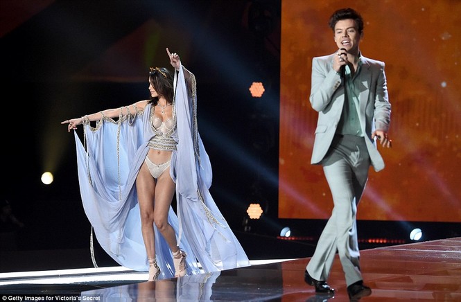 Mãn nhãn ngắm dàn thiên thần nóng bỏng trong Victoria's Secret Show 2017 - ảnh 28