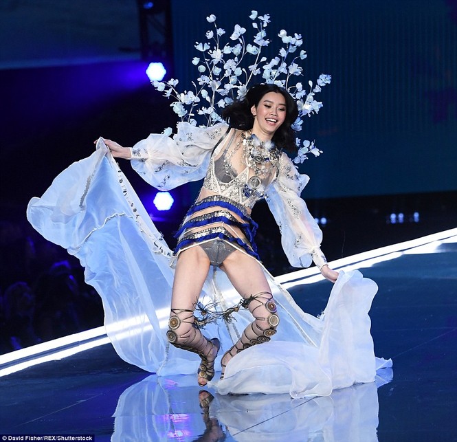 Mãn nhãn ngắm dàn thiên thần nóng bỏng trong Victoria's Secret Show 2017 - ảnh 23