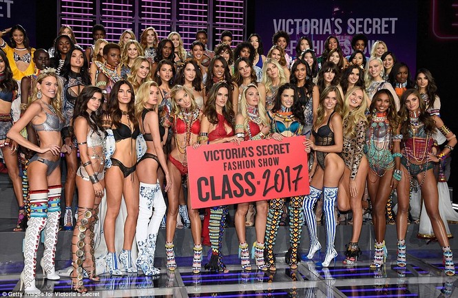 Mãn nhãn ngắm dàn thiên thần nóng bỏng trong Victoria's Secret Show 2017 - ảnh 11