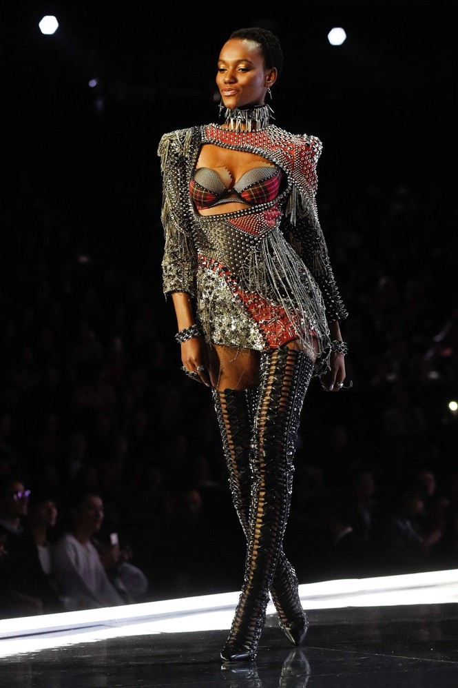 Chiêm ngưỡng các người đẹp diện nội y Victoria's Secret hợp tác với Balmain - ảnh 17